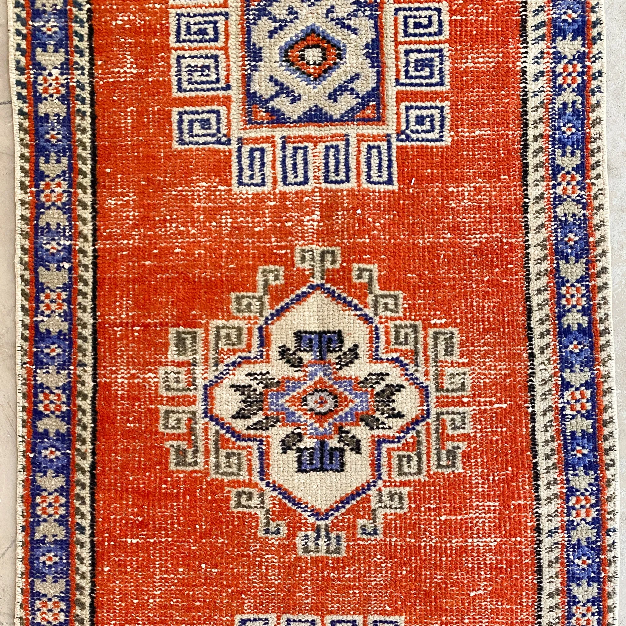 4634 Handwoven Vintage Rug 2'7x10'9