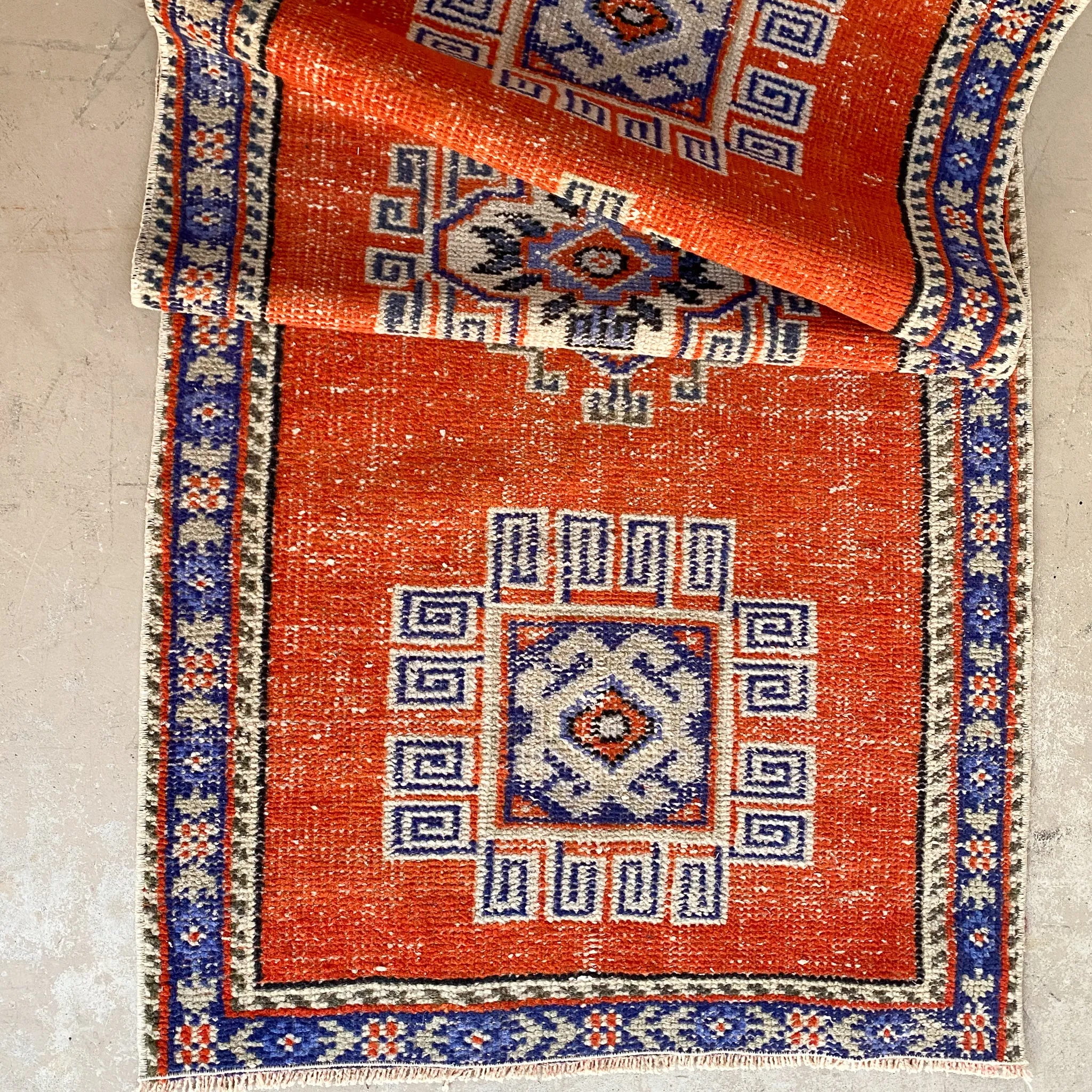 4634 Handwoven Vintage Rug 2'7x10'9