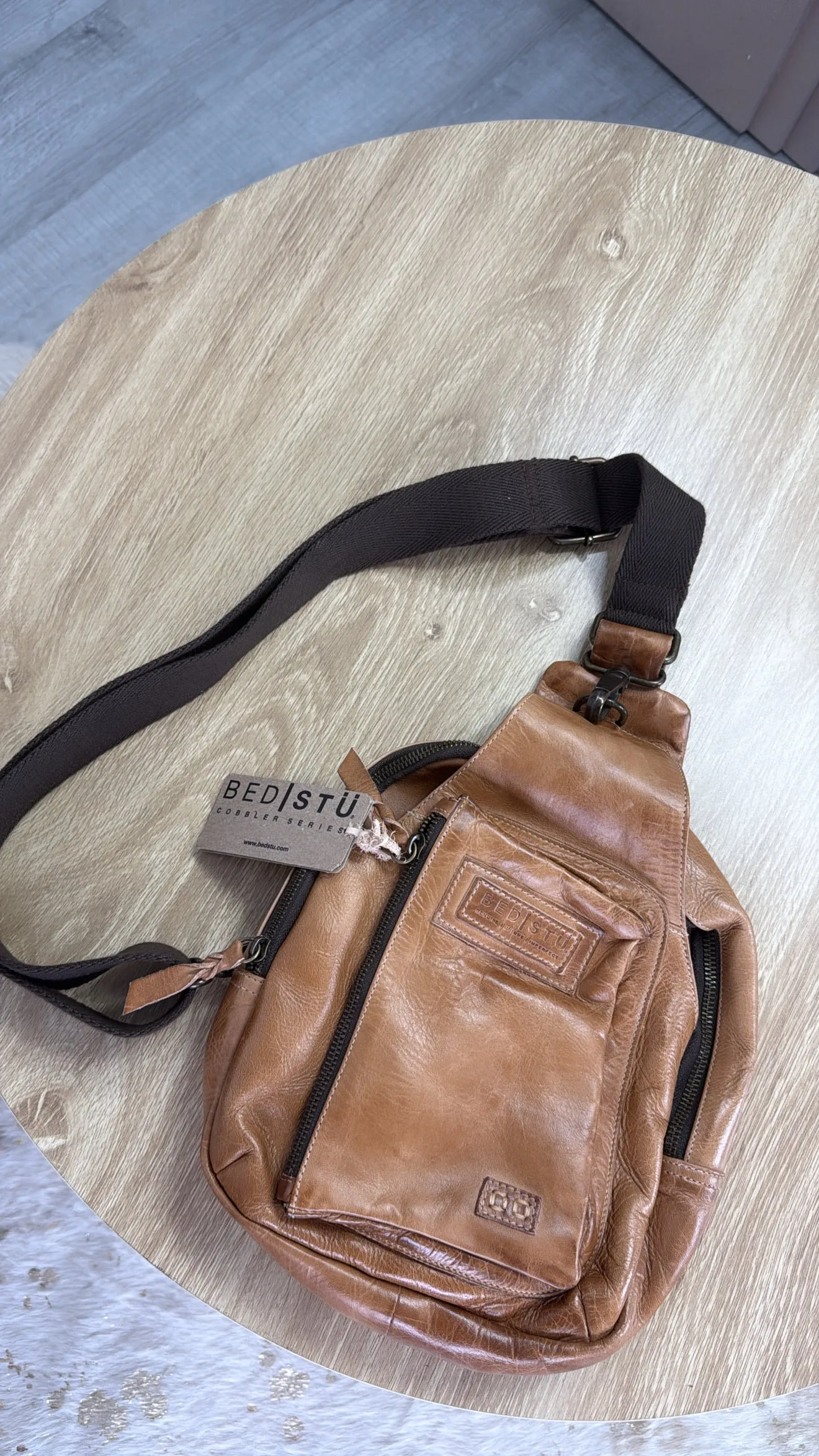 Bedstu Beau, Tan Rustic
