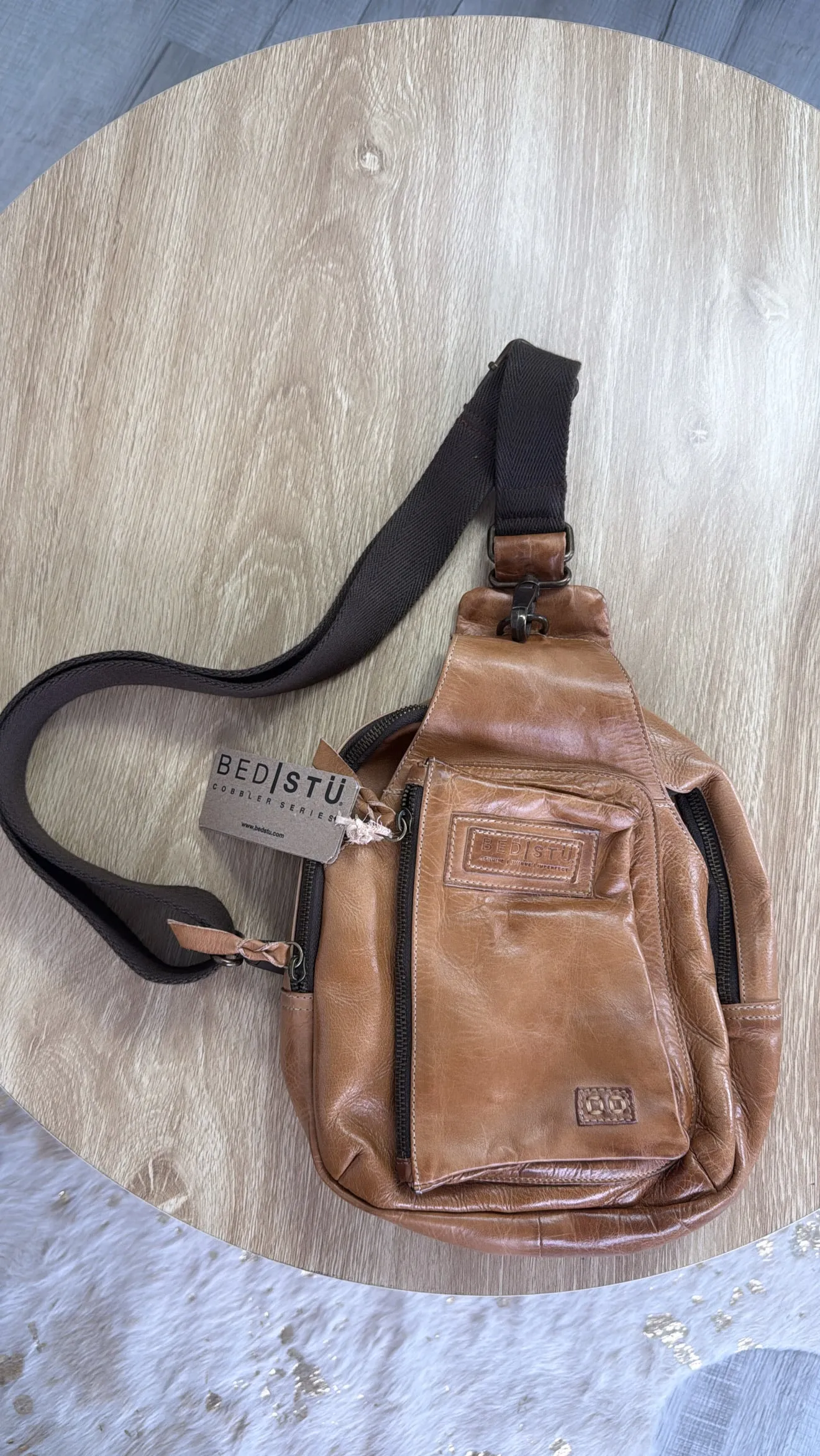 Bedstu Beau, Tan Rustic