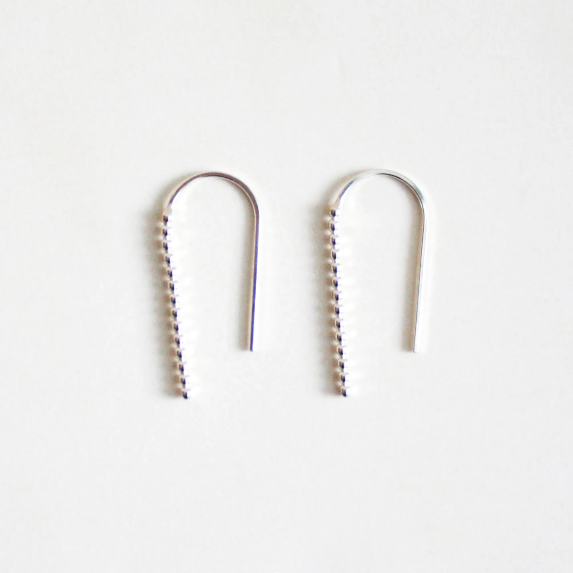 Dot Short Arc Threader Earrings