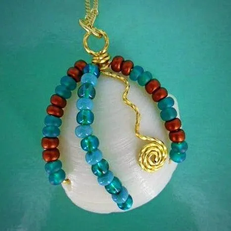 Elegant Natural White Lucina Seashell Pendant with Gold Wire & Multi-Color Glass Beads on Gold-Plated Necklace✨-Beach Boho