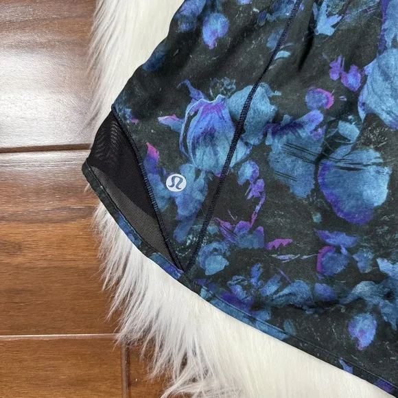 Lululemon Size 4 Tall Floral Shift Blue Multi Black Print 4&quot; Hotty Hot II Shorts