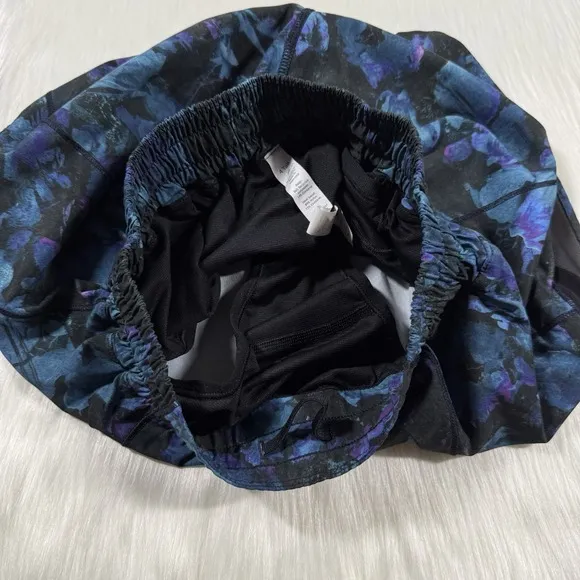 Lululemon Size 4 Tall Floral Shift Blue Multi Black Print 4&quot; Hotty Hot II Shorts