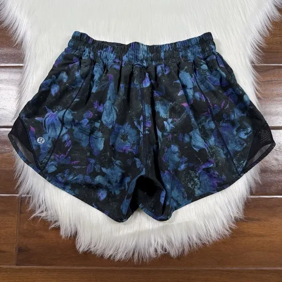 Lululemon Size 4 Tall Floral Shift Blue Multi Black Print 4&quot; Hotty Hot II Shorts