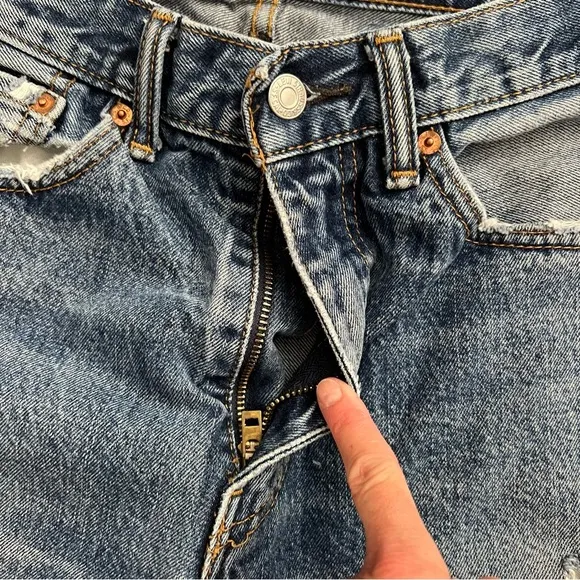 Vintage Levi’s 505 Classic Straight Cut Off Denim Jean Shorts Medium Blue Wash