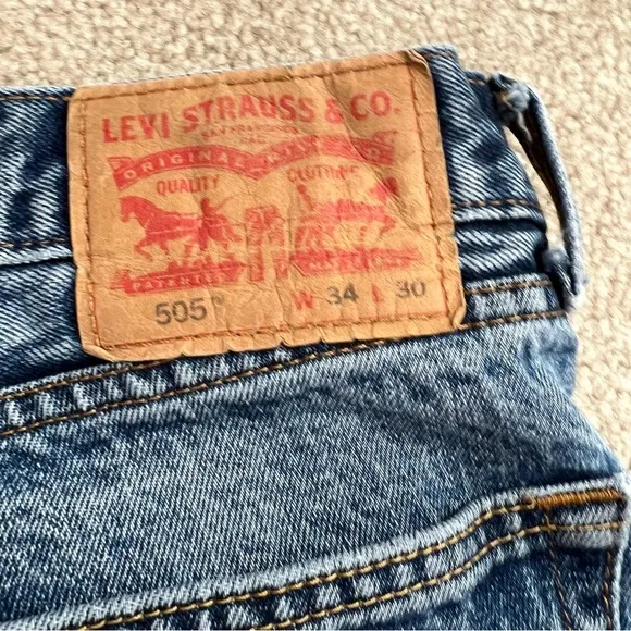 Vintage Levi’s 505 Classic Straight Cut Off Denim Jean Shorts Medium Blue Wash