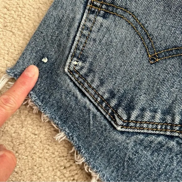 Vintage Levi’s 505 Classic Straight Cut Off Denim Jean Shorts Medium Blue Wash